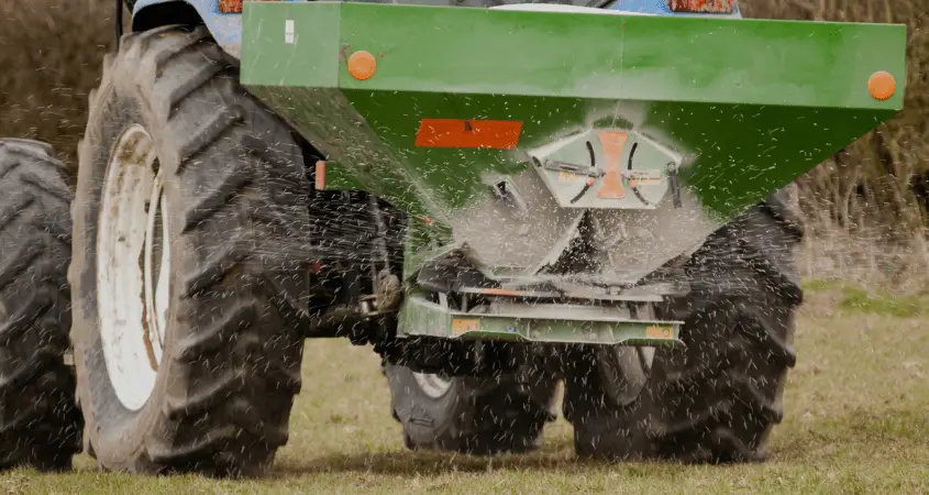 Tips For Choosing The Best Fertilizer Spreader For Your Crops