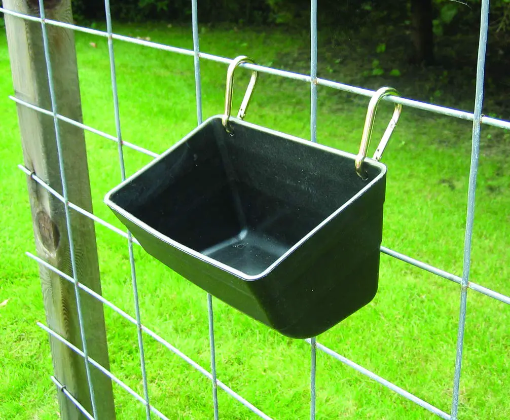 Little Giant® Plastic Fence Feeder | Pig Feeder | Clip On Fence Feeder | Mountable Feed Bucket | 4.5 Quarts | Red